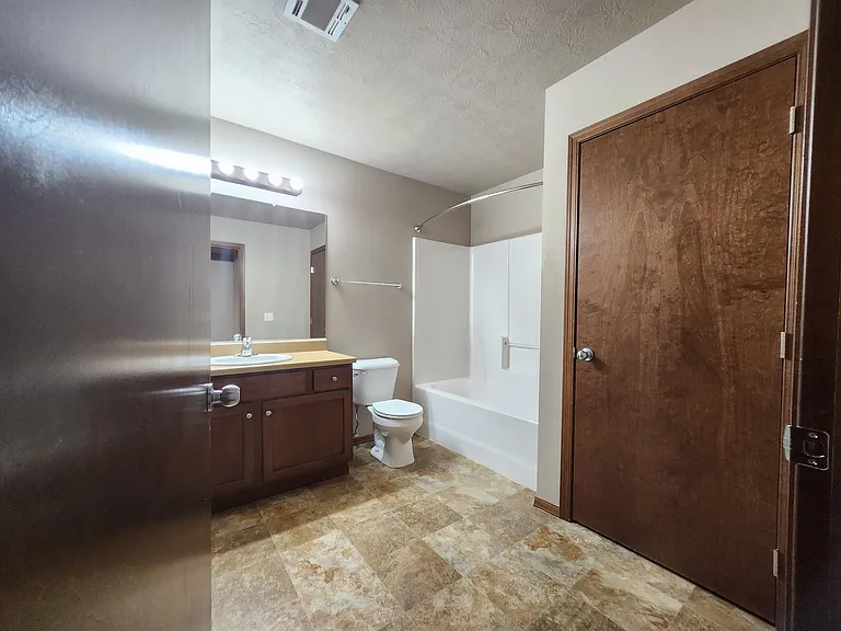 PRAIRIE POINTE APARTMENTS — Photo 15