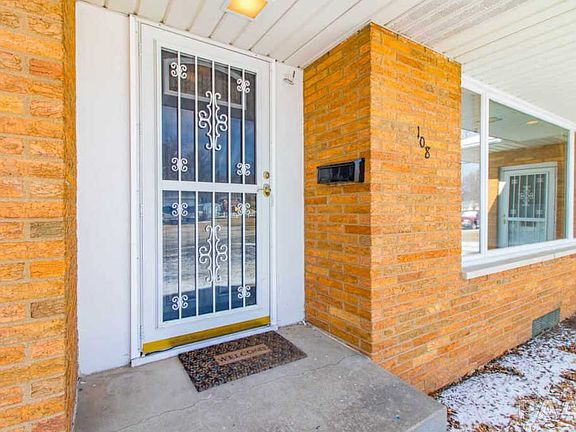 3rd image of 108 E Fernwood St