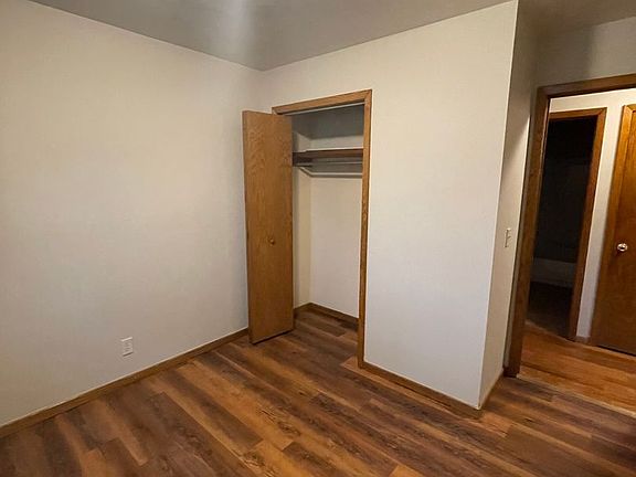 5th image of 211 Joan St