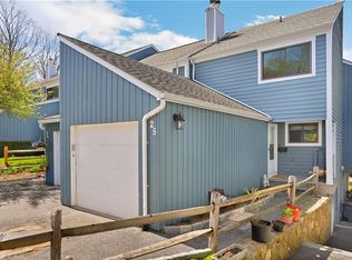 25 Timber Rdg, Mount Kisco, NY 10549