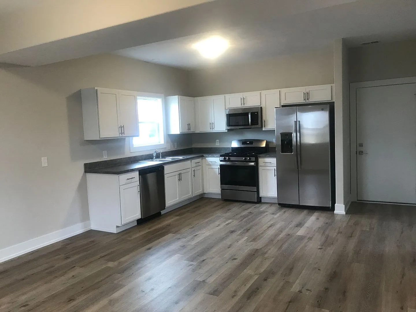3 bedroom 2 bath, 2 stall garage — Photo 4