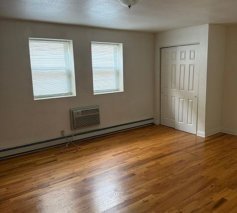 2nd image of 1515 N Farwell Ave