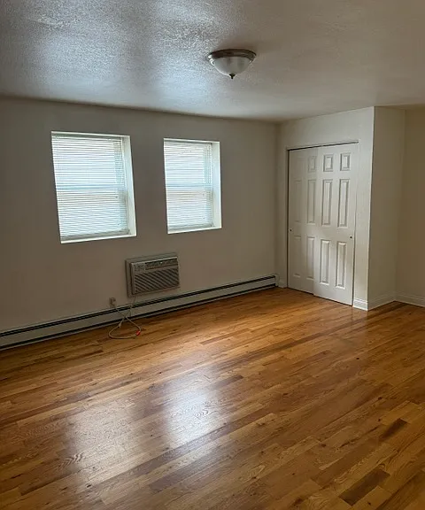 1515 N Farwell Ave — Photo 2