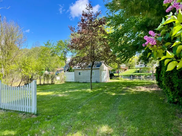 Huckleberry Ln, Dowagiac, MI 49047