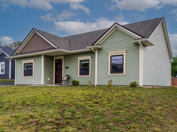 212 Adams St, Lunenburg, NS B0J 2C0