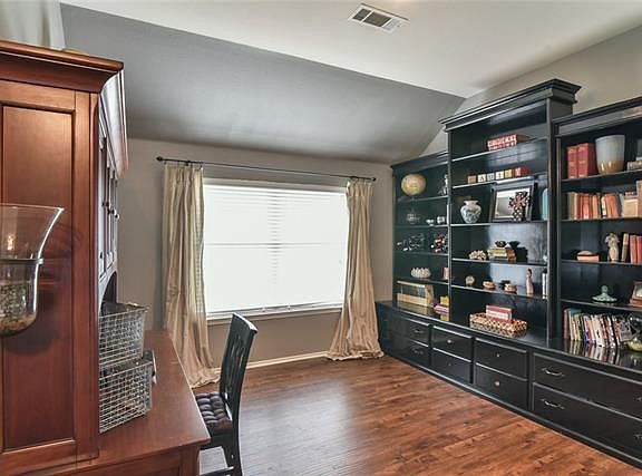 2nd image of 1502 Parkside Dr