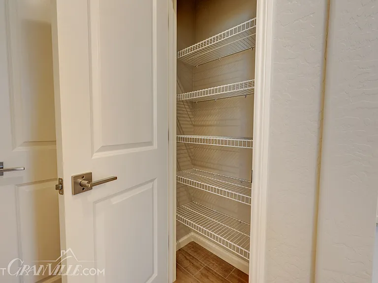 877 Halford Ln — Photo 6