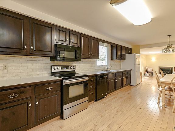 4th image of 49 Edgewood Dr