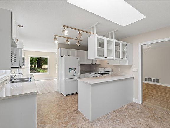 3rd image of 1325 Leeward Way