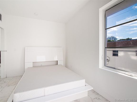 5th image of 922 Jefferson Ave APT 12