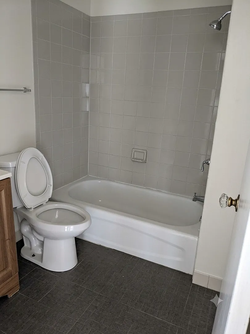 516 West Queen Lane — Photo 4