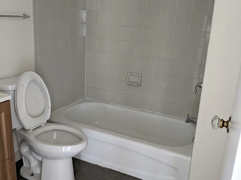 514 W Queen Ln — Photo 4