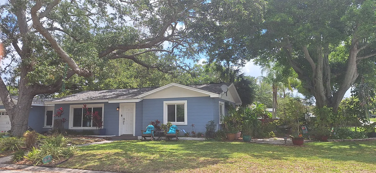 Private Side Yard - 2055 Wilson Blvd