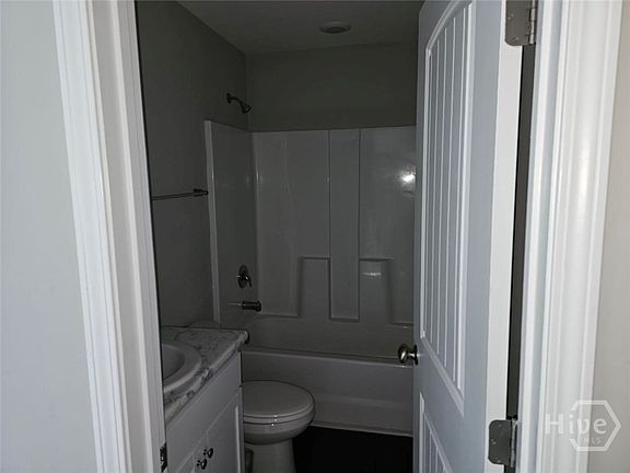 3rd image of 207 Evans Ter