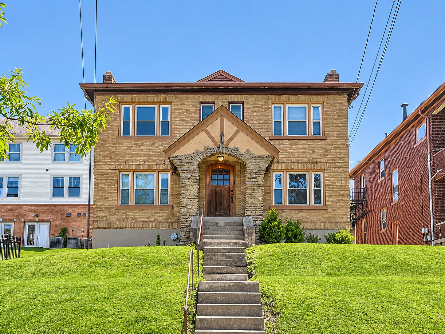 2724 Stratford Ave — Photo 1