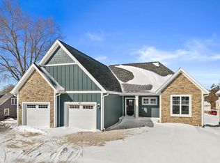 327 Sandy CIRCLE, Pewaukee, WI 53072
