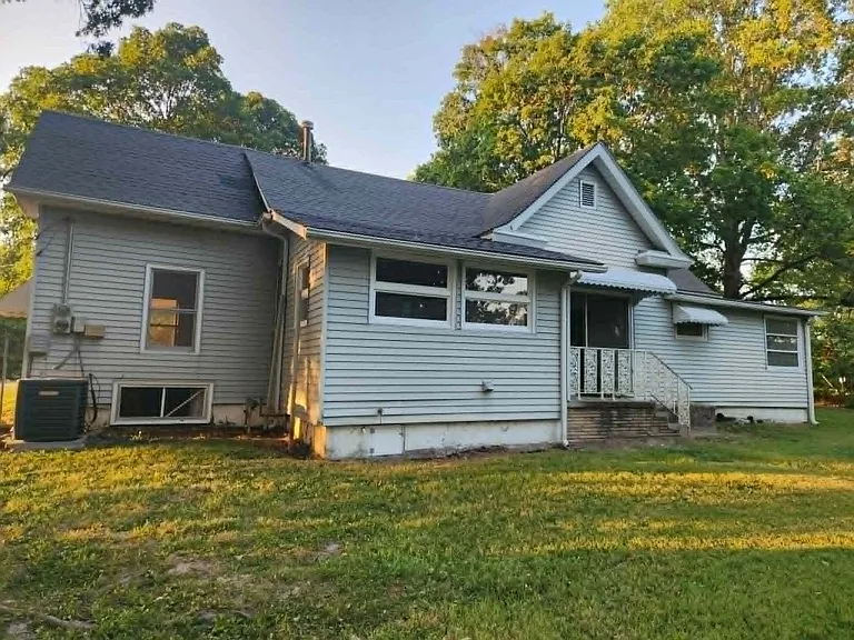 107 E Mockingbird Ln — Photo 4