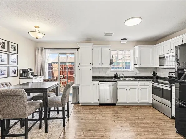 5581 NW Sunrise Meadow Ln, Lees Summit, MO 64064