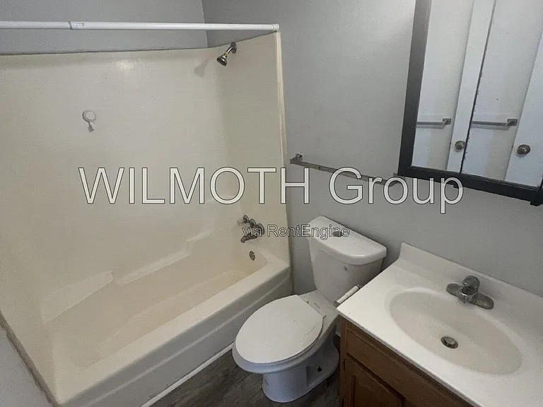 904 Sloan St #D — Photo 10