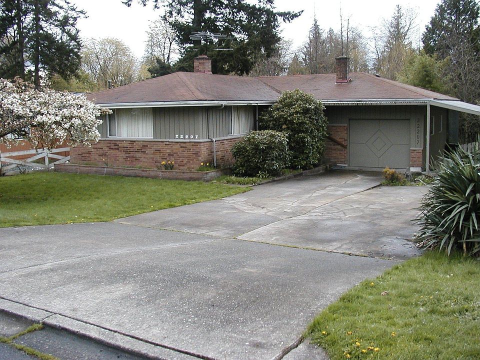 Front of home 2 car drive with 1car attached and 1 car carport