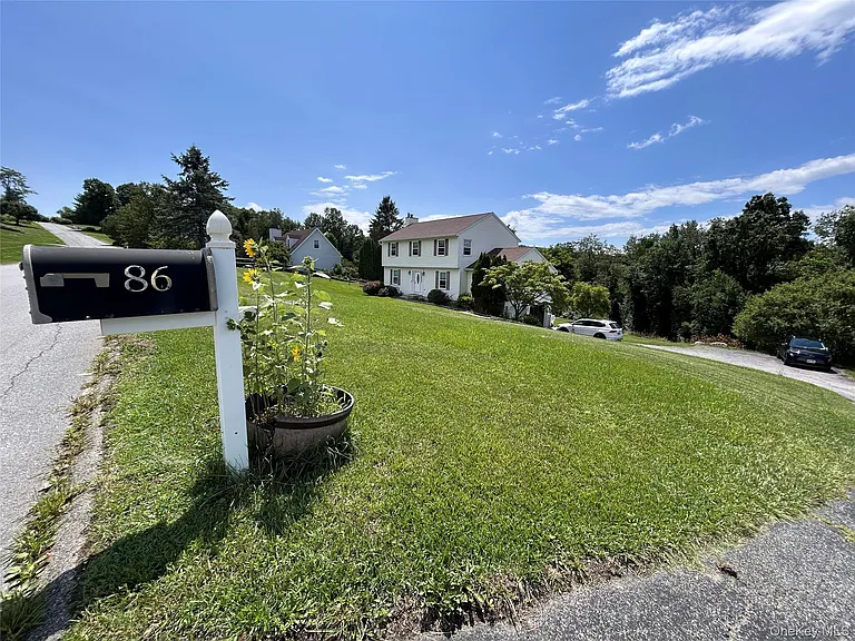 86 Somerset Dr — Photo 2