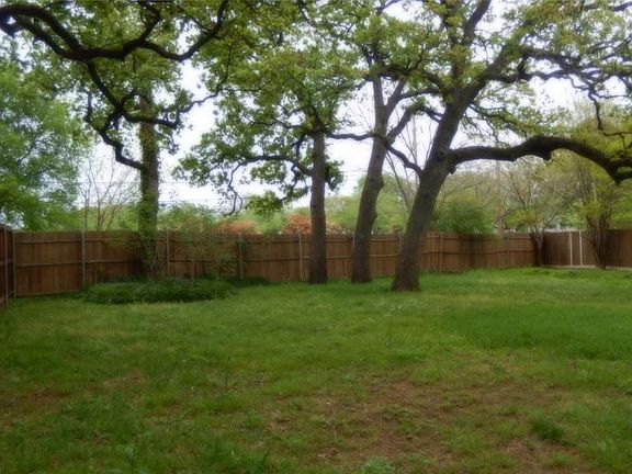 2nd image of 910 Red Oak Dr