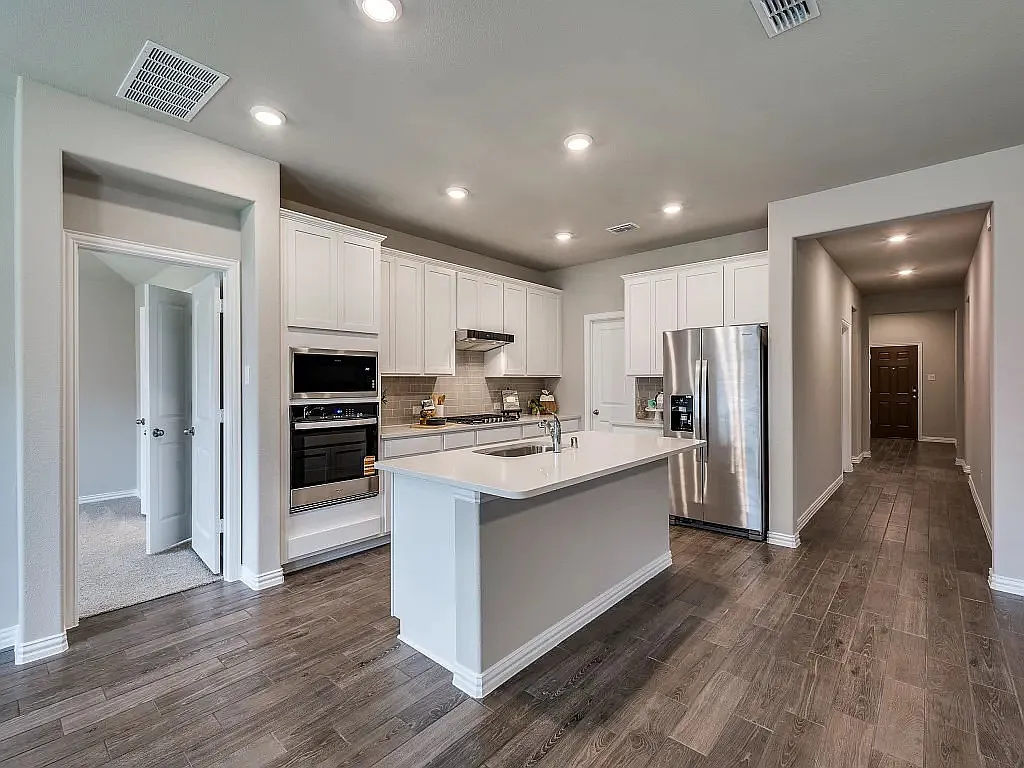 4 bed, 2075 sqft, $2,400 — Photo 2