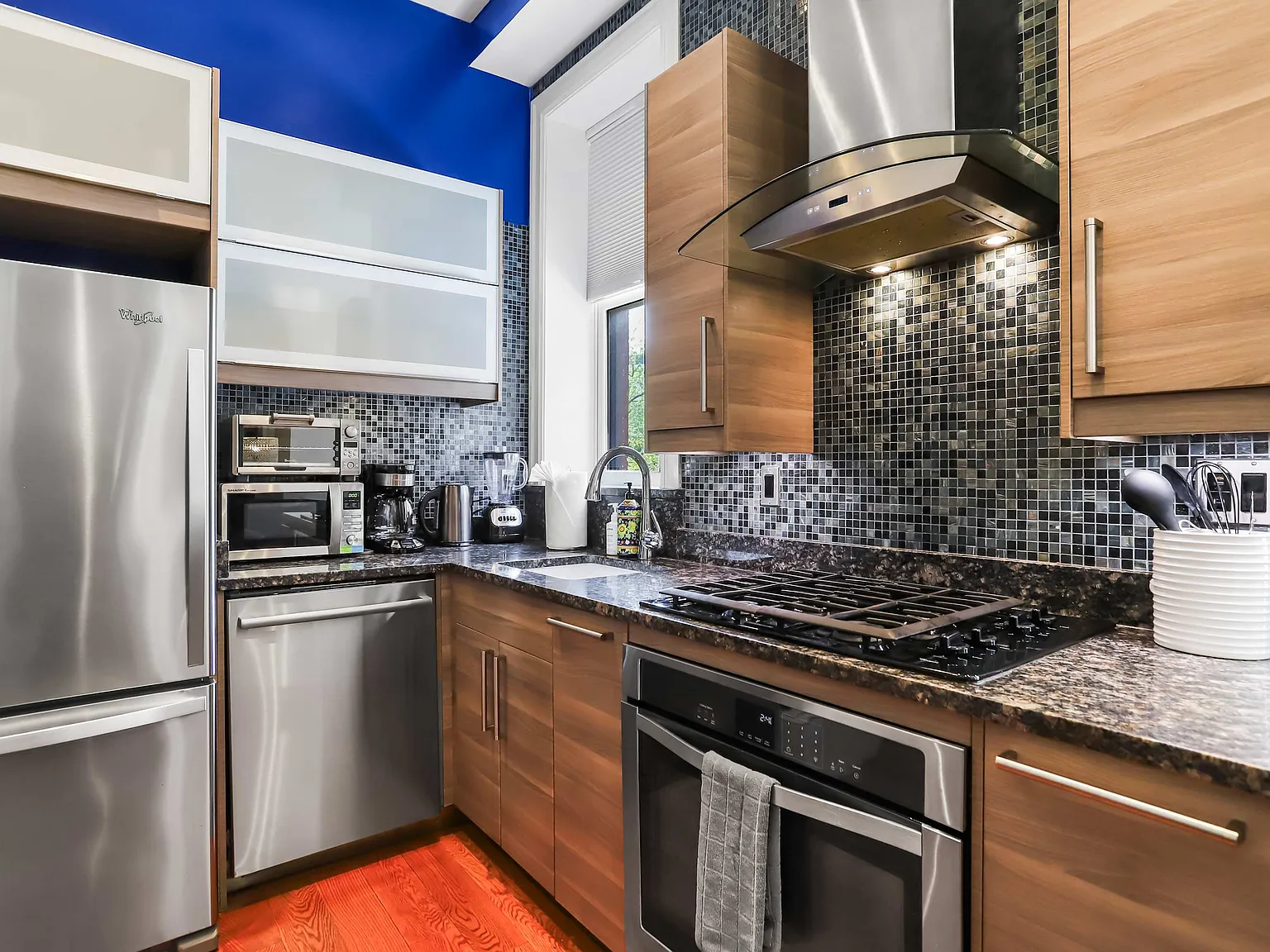 2 bed, 800 sqft, $5,000 — Photo 3