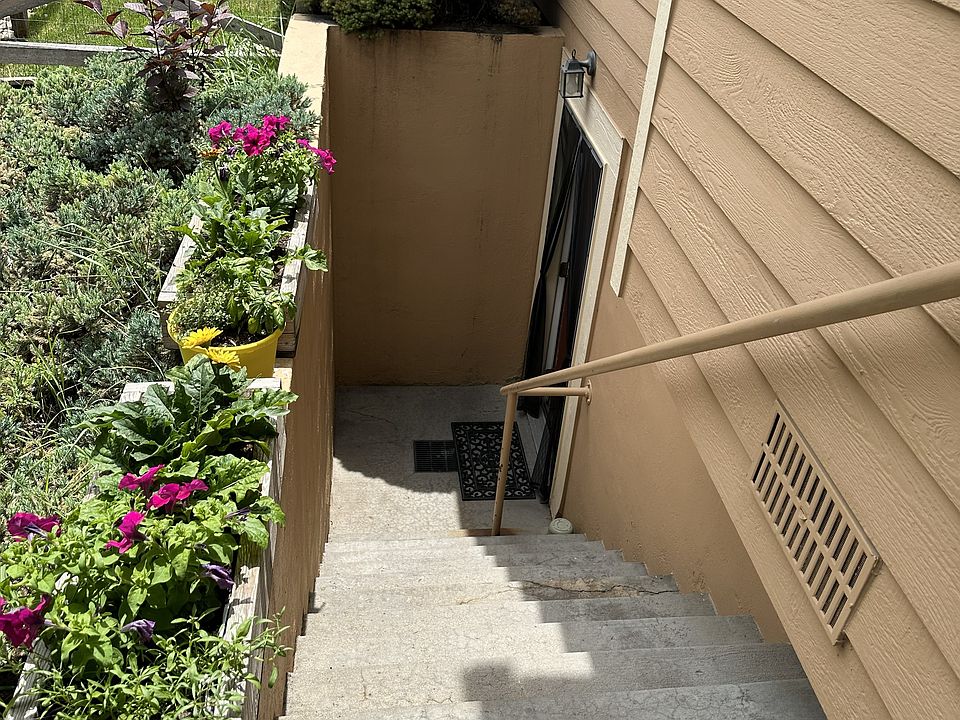 Exterior Stairwell to Basement Apartment/Separate Entrance