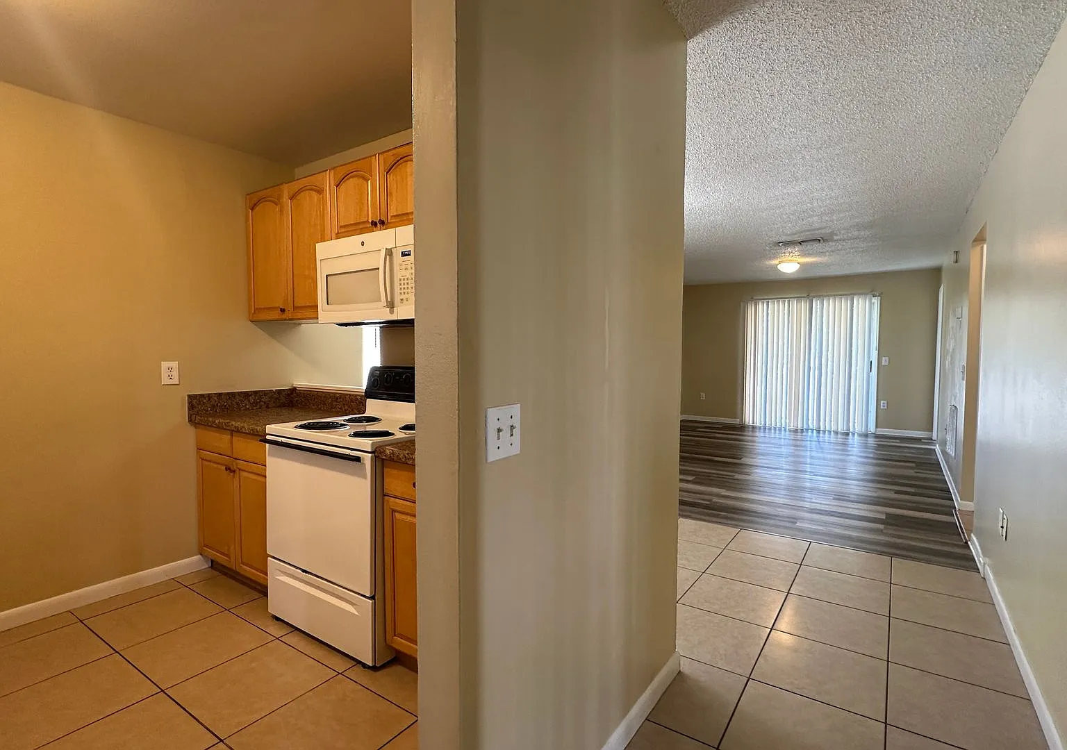 Bright 2BR/2BA Apartment Near Winter Springs Town Center Available NOW!! — Photo 2