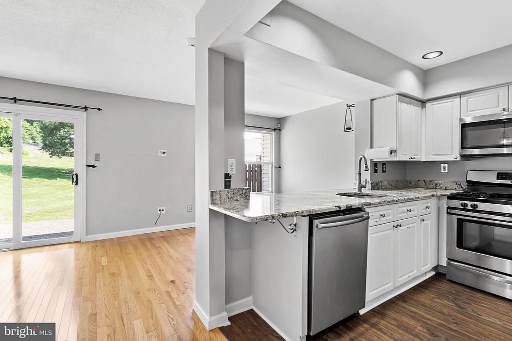 3 bed, 2.5 bath, 1378 sqft, $2,850 — Photo 3