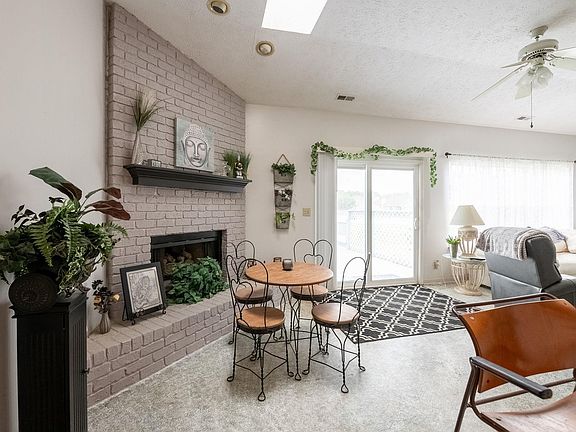 5th image of 207 Castlewood Ct