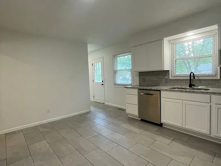 131 N Fairwood Ave — Photo 6