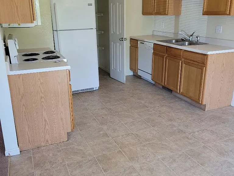 631 Scottsvale Dr — Photo 4