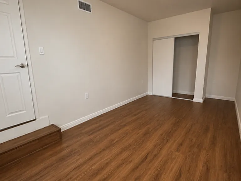 5016 Kester Ave — Photo 9