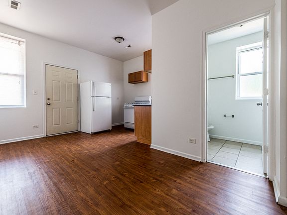 4th image of 4820 S Michigan Ave #3B