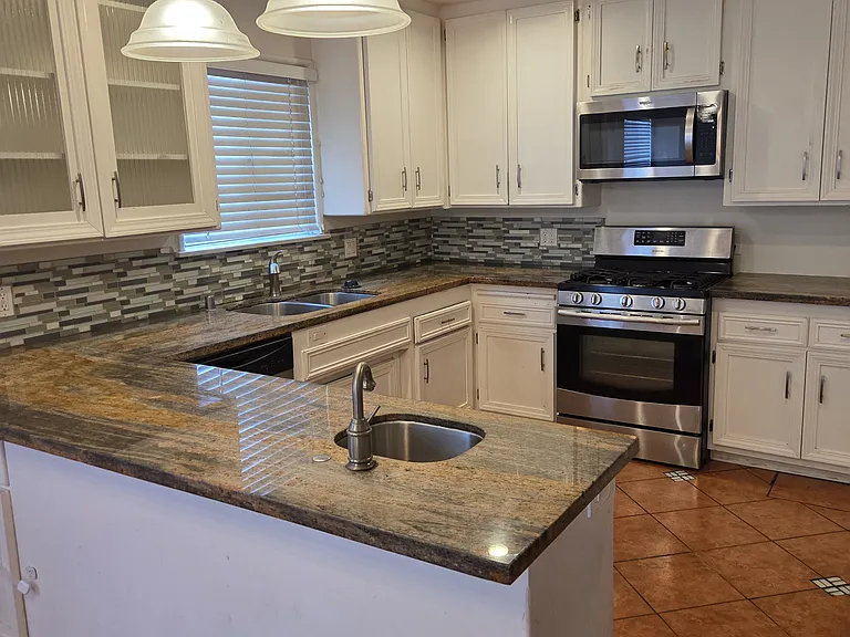 2620 W Arbor Vitae St — Photo 5