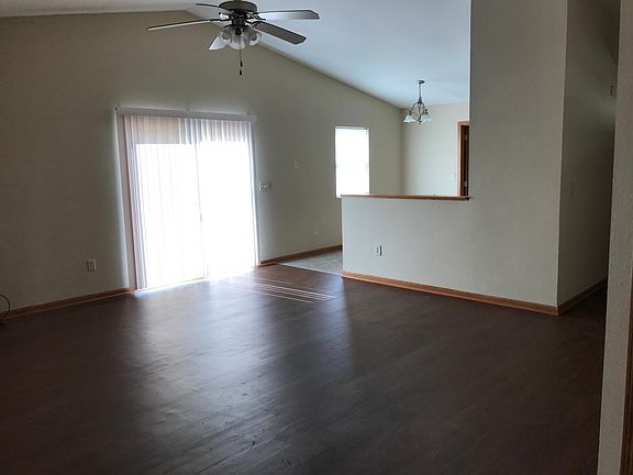 3rd image of 1704 Hickory Ln