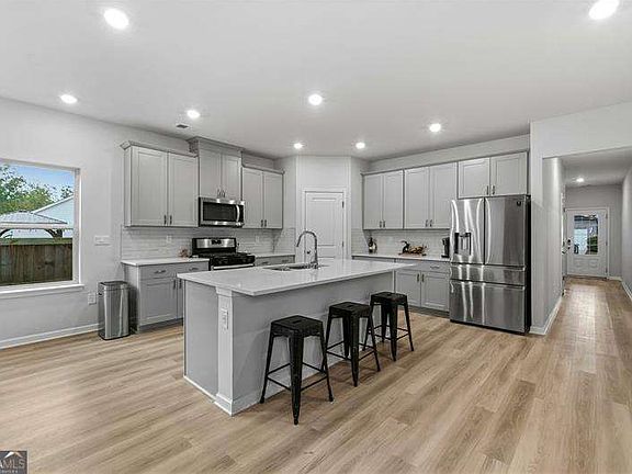 3rd image of 661 Valdosta Dr