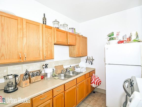 4th image of 1670 W Pratt Blvd #2
