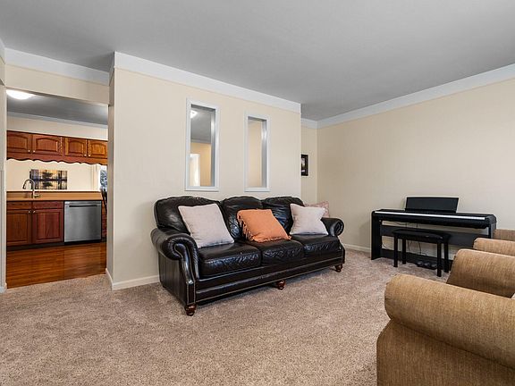4th image of 43758 Yorktown St