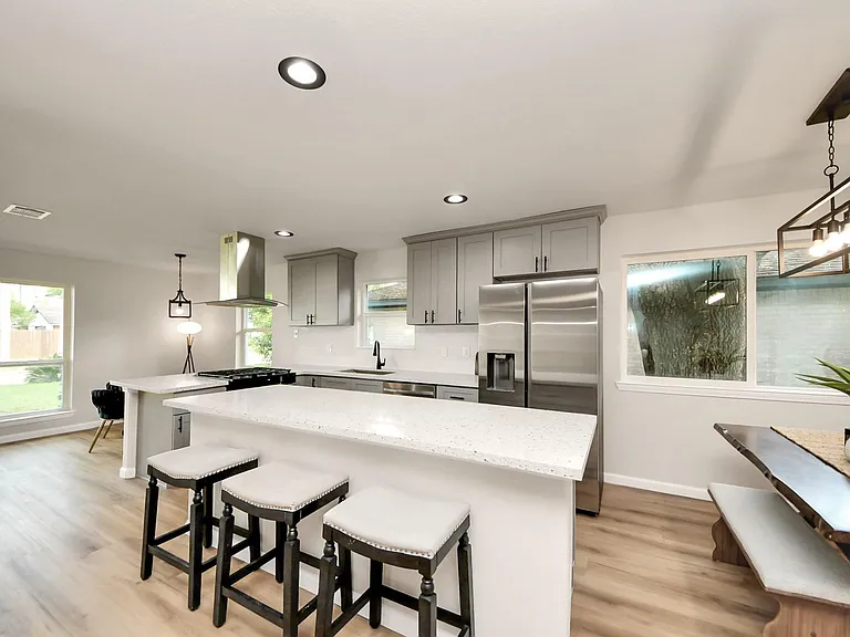 2407 Crestdale Dr — Photo 10