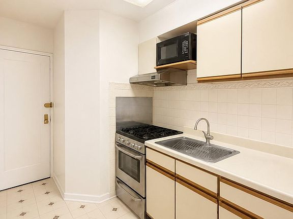 4th image of 14435 Sanford Avenue #1