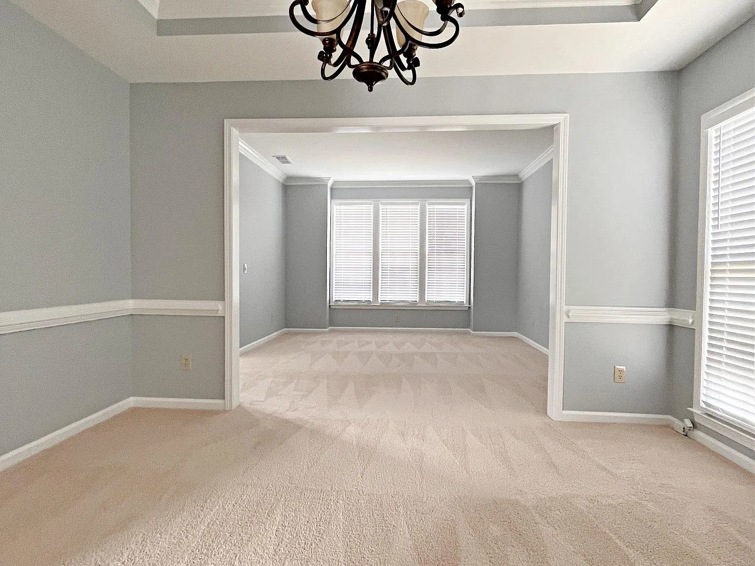 4 bed, 2.5 bath, 2505 sqft, $3,200 — Photo 4