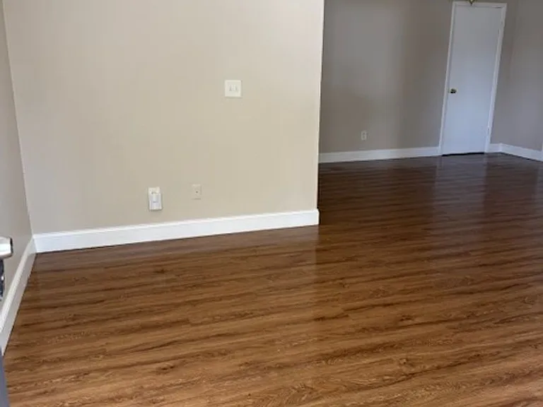 230 N Robbins Ave — Photo 3