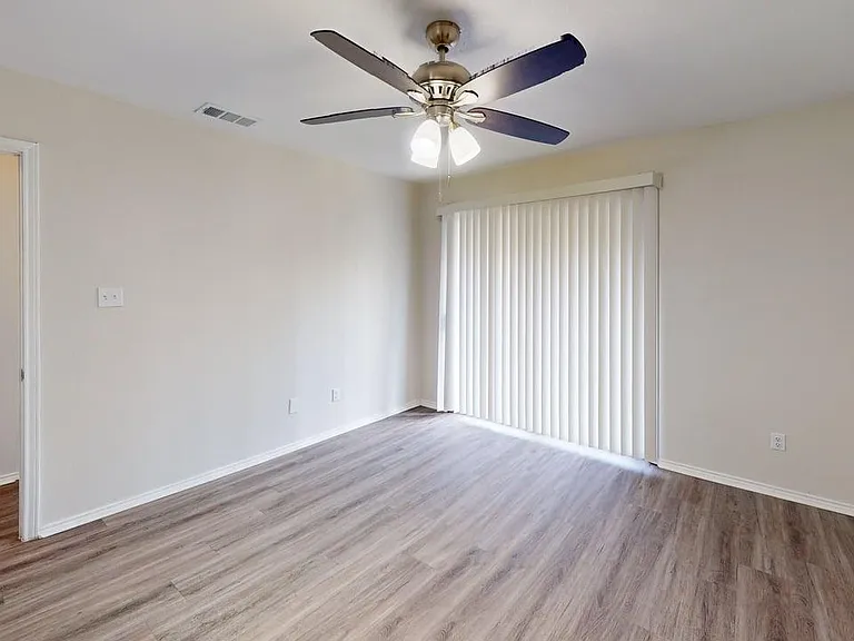 Davis Square Apartments — Photo 12