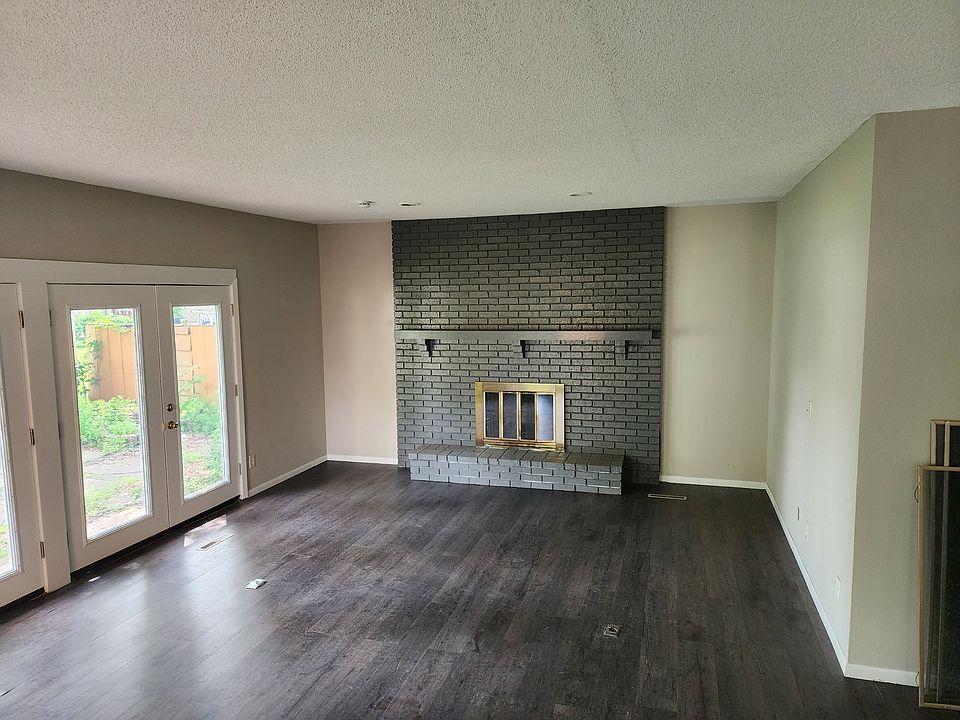 Family room (image 1)