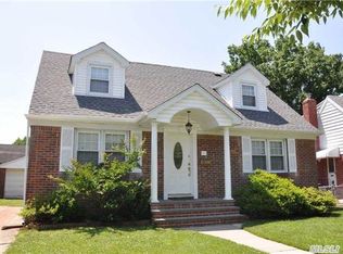 54 Tottenham Pl, New Hyde Park, NY 11040