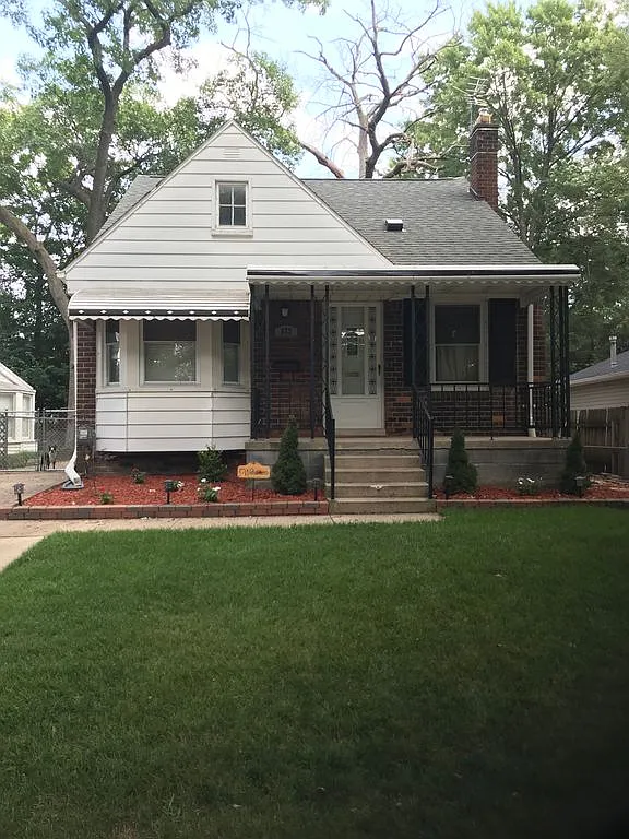 672 Kensington Ave photo 1