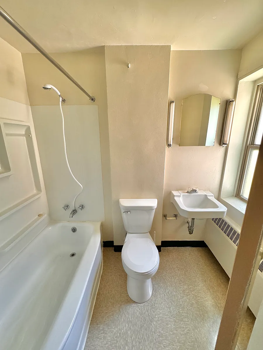Building Photo - 1515 3rd Ave NE #104